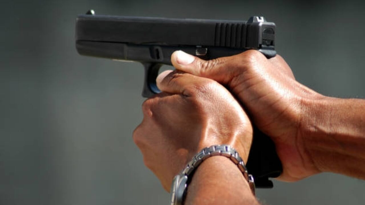 Harris afirmó que retuvo a la familia a punta de pistola porque pensó que olía a marihuana en su vehículo cuando se acercó por primera vez.