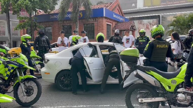 Caravana fúnebre en Cali fue frenada por las autoridades; motociclistas haciendo maniobras peligrosas, fue parte del panorama.