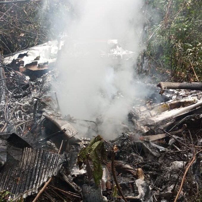 Restos de la aeronave Cessna 206, matrícula HK1833, de la empresa SAE Ambulancias, que se estrelló en las inmediaciones de la comunidad indígena en Vaupés, dejando como saldo cuatro personas fallecidas, entre ellas una mujer en estado de gestación.