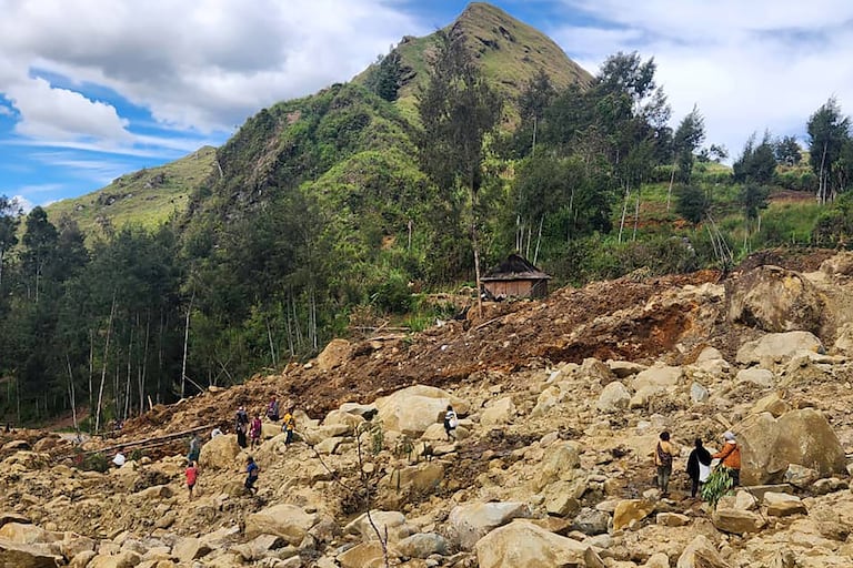 Los lugareños excavan en el lugar de un deslizamiento de tierra en la aldea de Mulitaka en la región de Maip Mulitaka, en la provincia de Enga, Papúa Nueva Guinea.