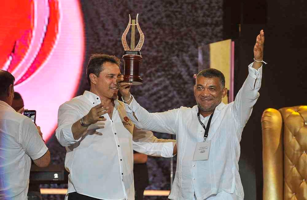 Rodolfo Molina Araújo, director de la Fundación de la Leyenda Vallenata, entrega el trófeo de mejor canción vallenta inédita a Ivo Luís Díaz (der), la madrugada del lunes 1 de mayo de 2017, en el parque de la Leyenda Vallenata, Consuelo Araujo Noguera, durante la final del 50 Festival Vallenato y IV Rey de reyes, en Valledupar, Colombia. Foto: Carlos Julio Martínez / SEMANA