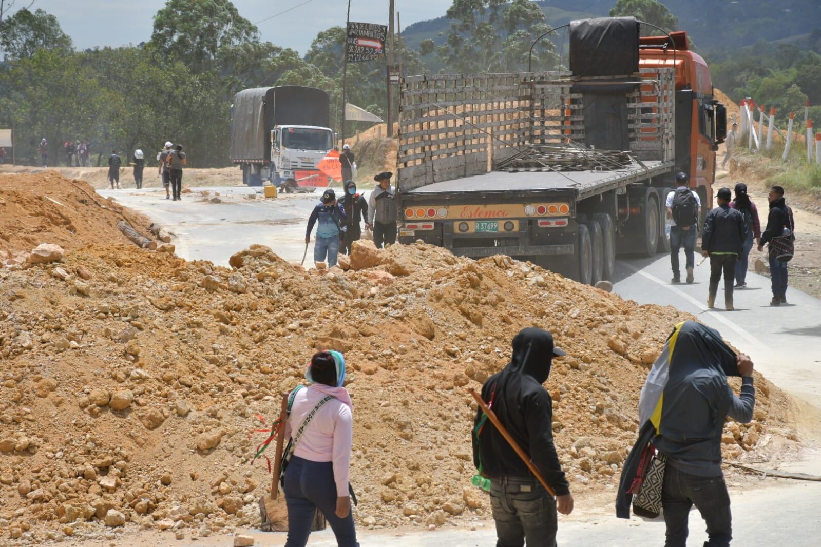 Comunidades Indígenas bloquearon la vía Panamericana que comunica a Popayán y Cali, específicamente en el kilómetro 27, a la altura del sector que es conocido como Quebrada Grande, en Piendamó, Cauca.