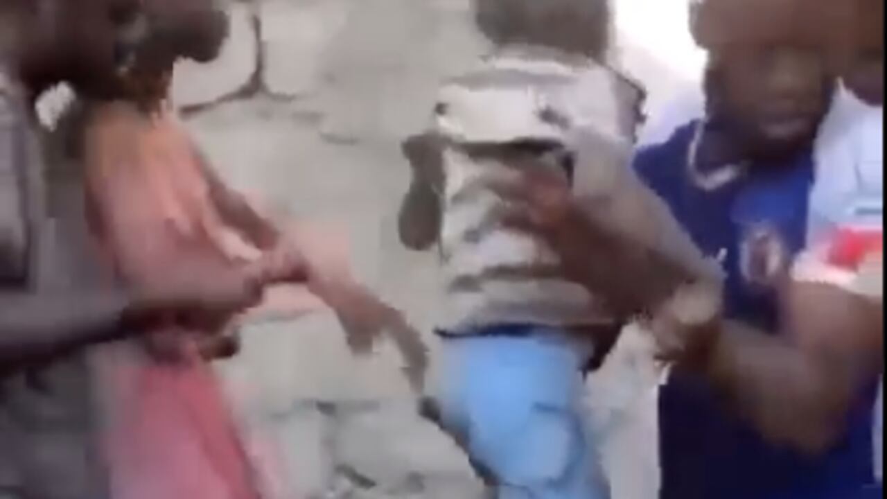 Dos menores fueron rescatados de los escombros en Haití