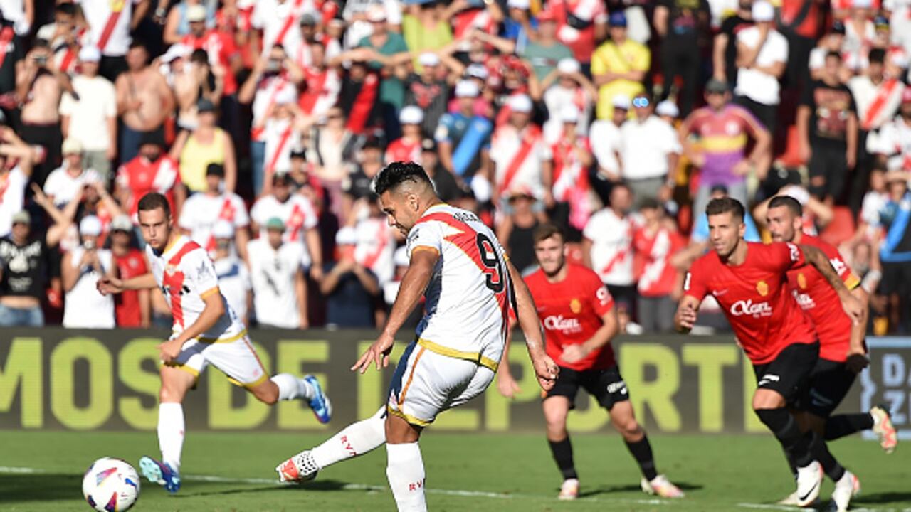 MADRID, SPAIN - SEPTEMBER 30:  Radamel Falcao of Rayo Vallecano scores their team's 2nd goal from the penalty spot during the LaLiga EA Sports match between Rayo Vallecano and RCD Mallorca at Estadio de Vallecas on September 30, 2023 in Madrid, Spain. (Photo by Denis Doyle/Getty Images)