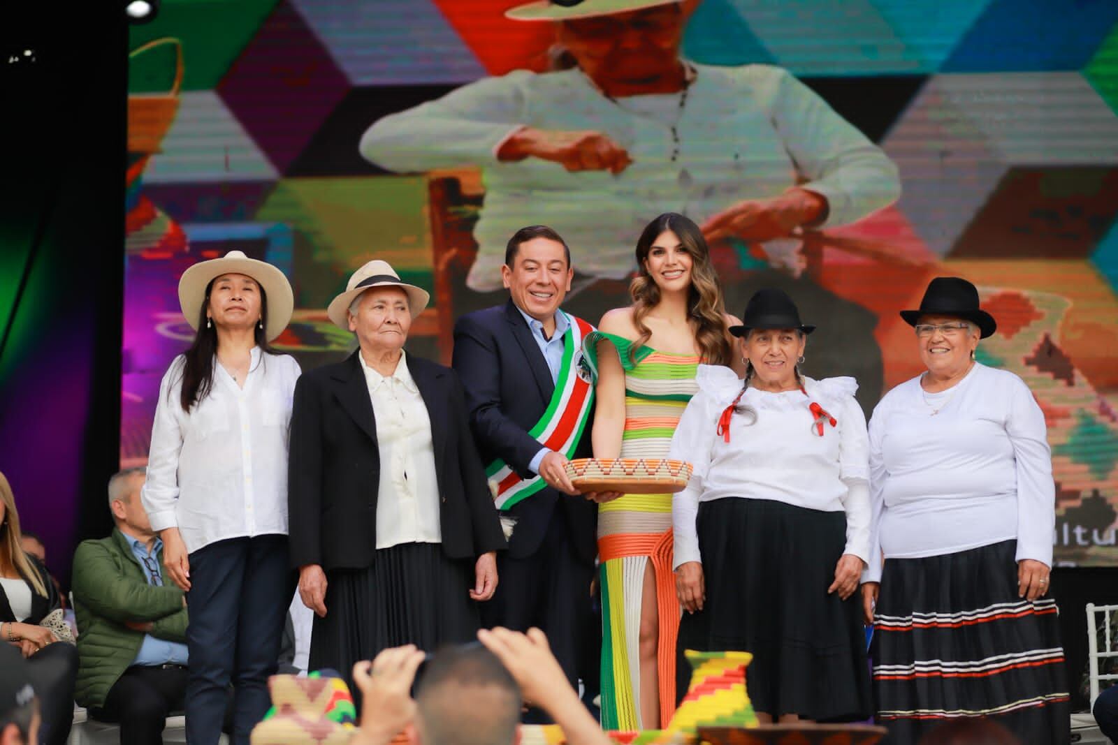 Carlos Amaya junto con su esposa y habitantes del departamento de Boyacá.
