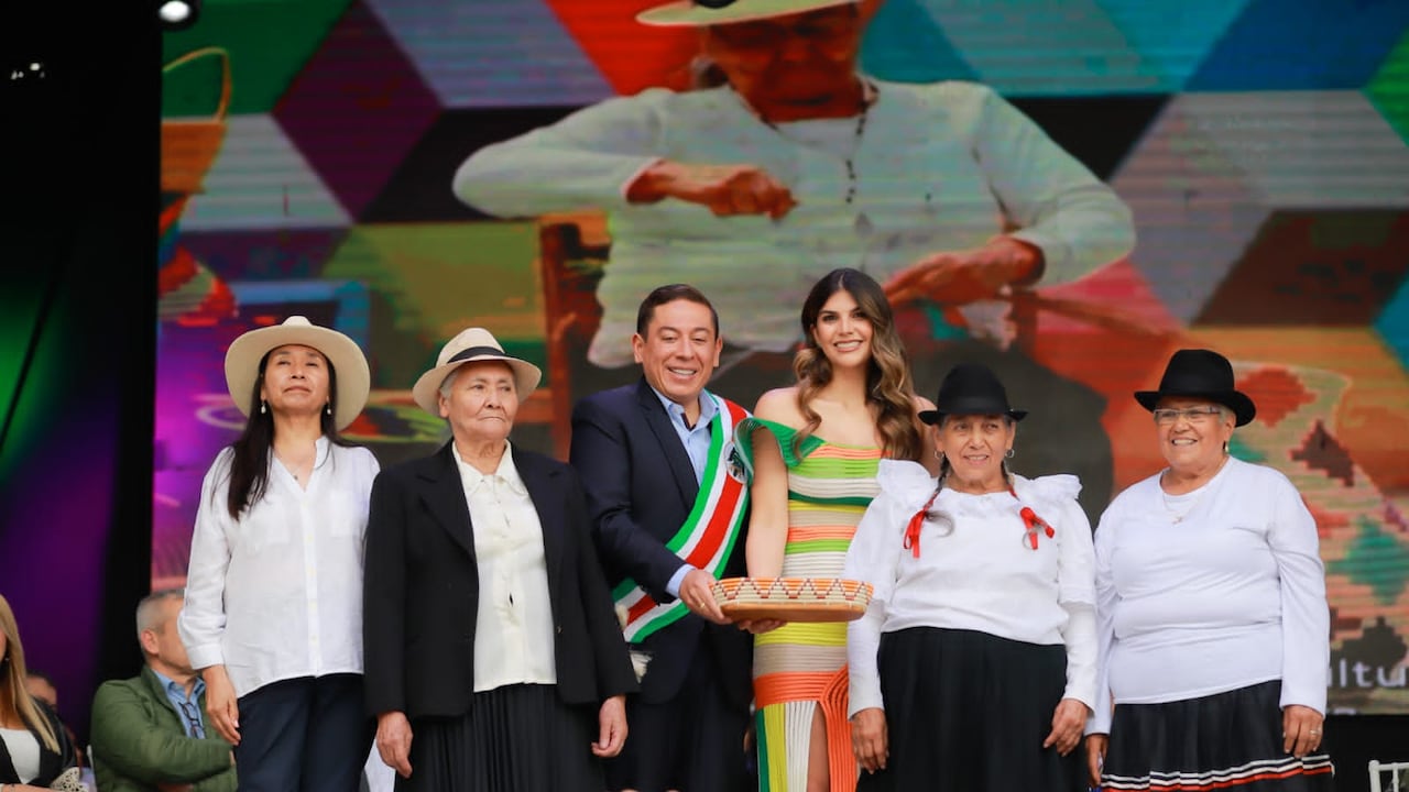 Carlos Amaya junto con su esposa y habitantes del departamento de Boyacá.