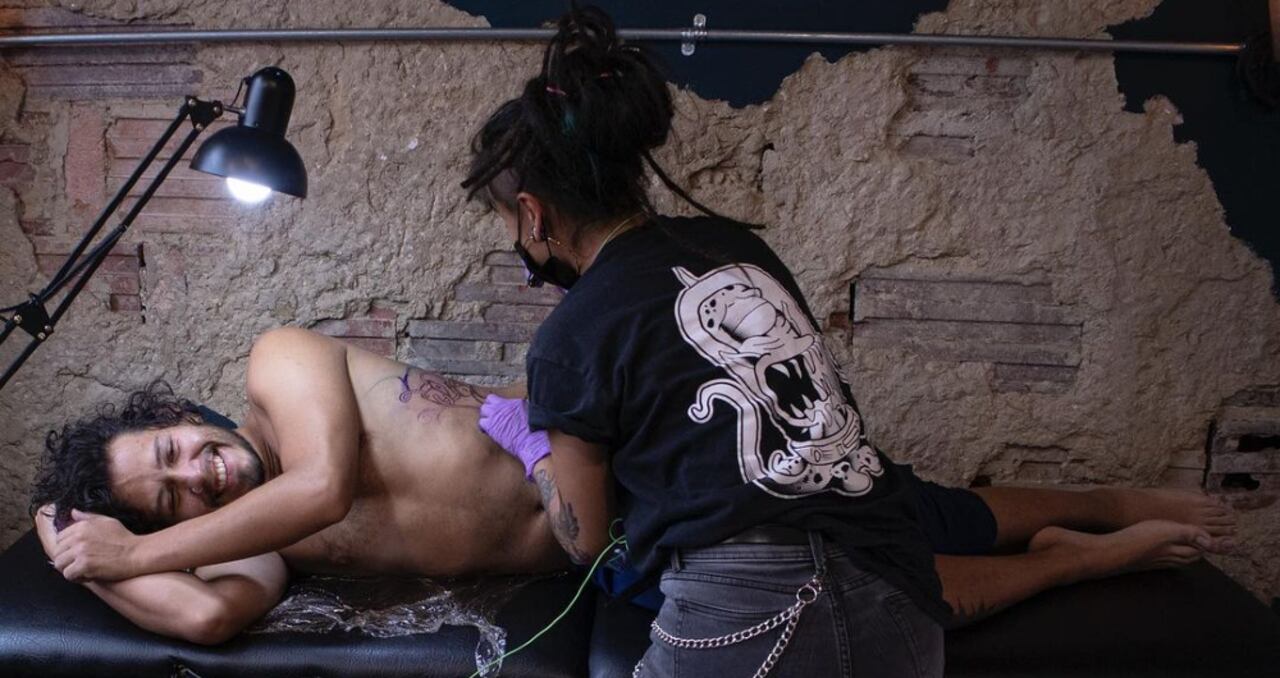 Julieth Fonseca tatuando en El Bourbon.