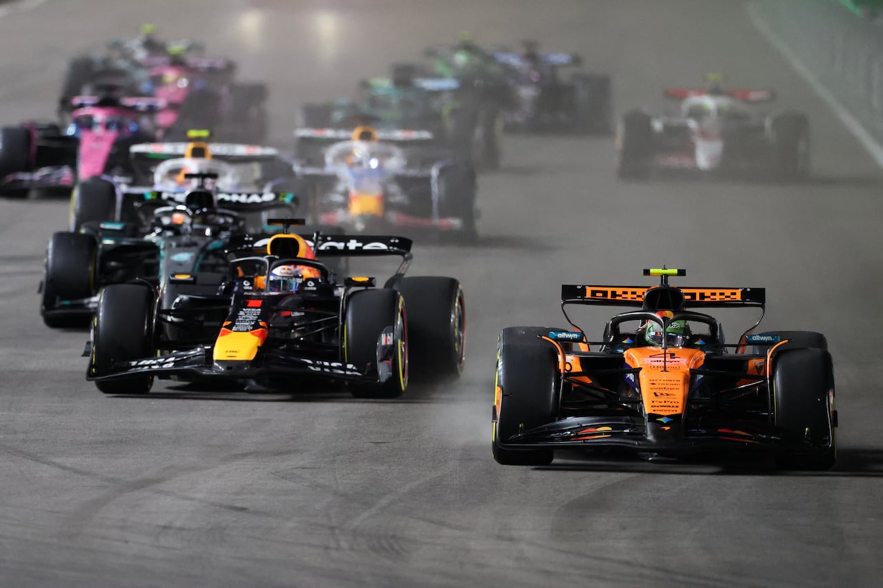 El piloto británico de McLaren, Lando Norris (derecha), y el piloto holandés de Red Bull Racing, Max Verstappen (izquierda), compiten durante el Gran Premio de Fórmula Uno de Las Vegas, en el circuito de Las Vegas Strip, en Las Vegas, Nevada, el 22 de noviembre de 2025. (Foto de Patrick T. Fallon / AFP)