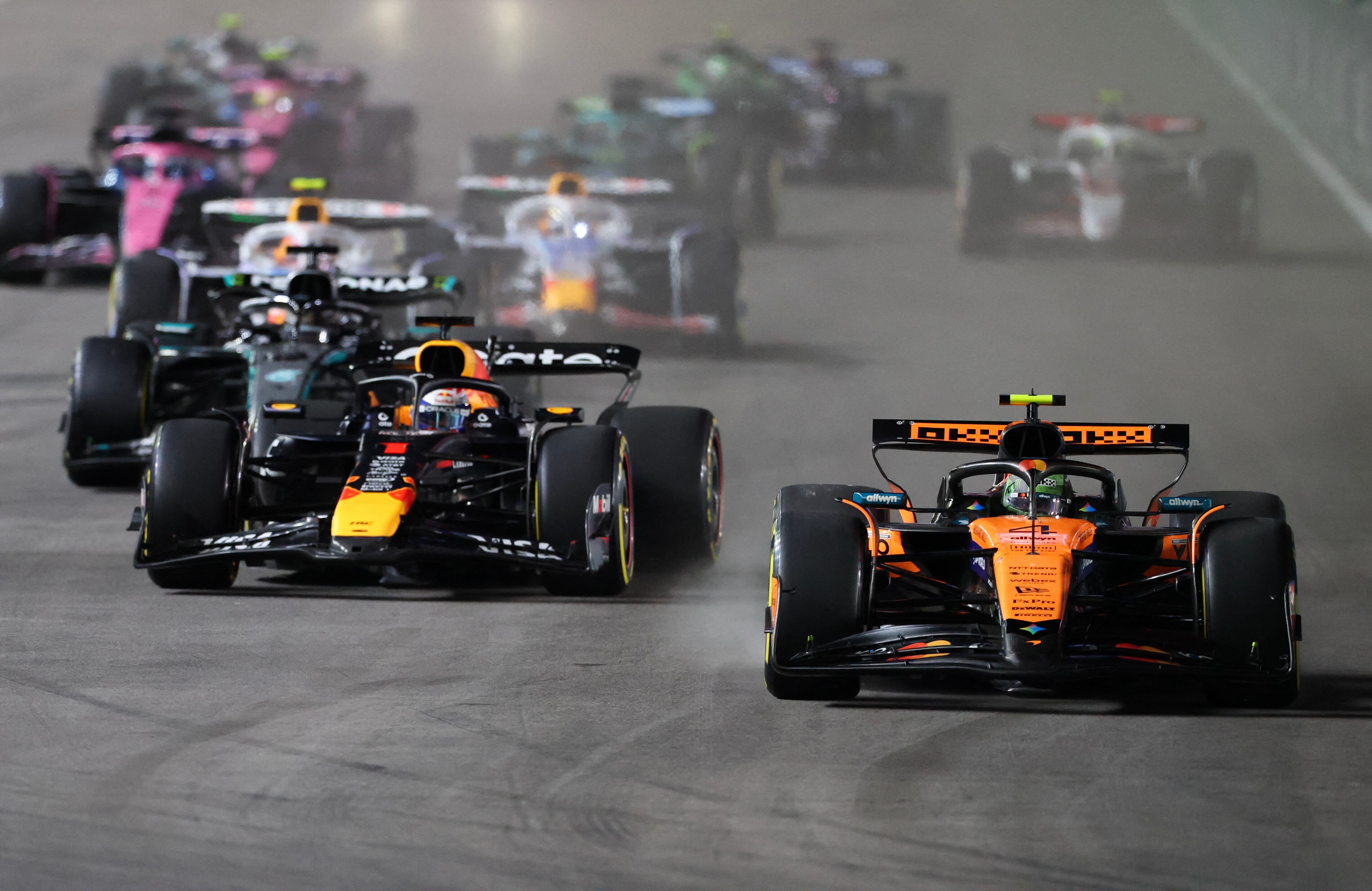 El piloto británico de McLaren, Lando Norris (derecha), y el piloto holandés de Red Bull Racing, Max Verstappen (izquierda), compiten durante el Gran Premio de Fórmula Uno de Las Vegas, en el circuito de Las Vegas Strip, en Las Vegas, Nevada, el 22 de noviembre de 2025. (Foto de Patrick T. Fallon / AFP)