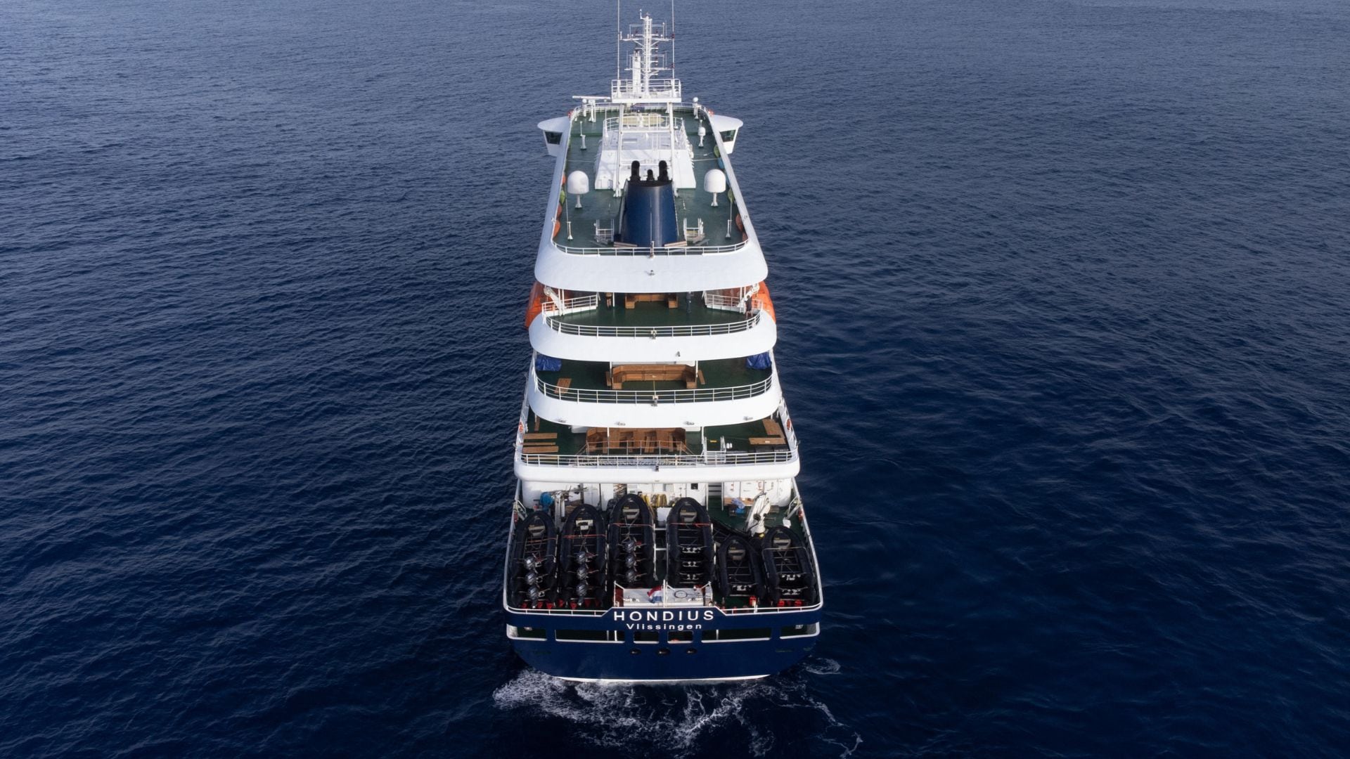 Esta fotografía aérea muestra una vista general del crucero MV Hondius anclado frente al puerto de Praia, la capital de Cabo Verde, el 5 de mayo de 2026.