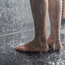 Una investigación científica desmitifica la práctica de orinar bajo la ducha al destacar sus posibles riesgos para la salud.