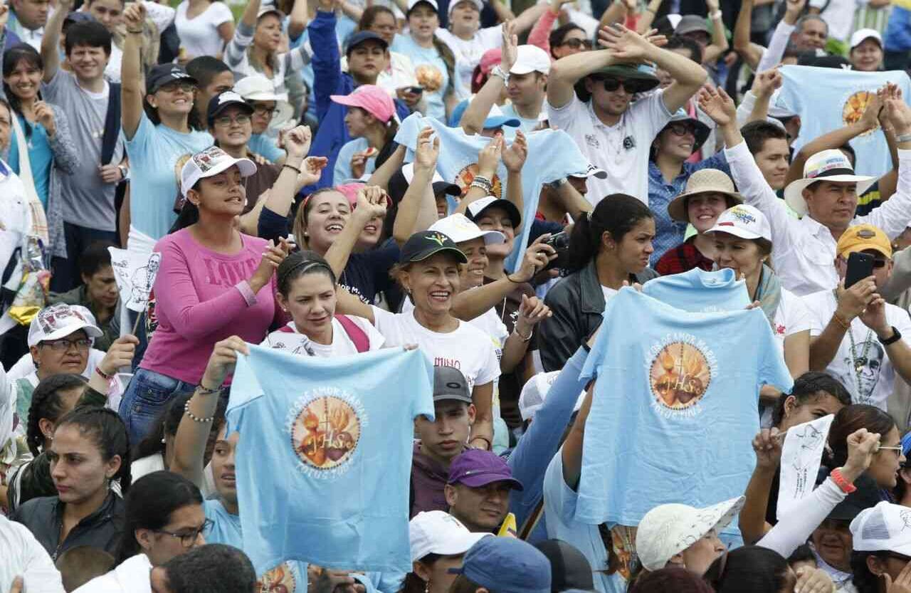 Fieles recibieron al papa Francisco en el Aeropuerto Enrique Olaya Herrera. Foto: Guillermo Torres// SEMANA. 