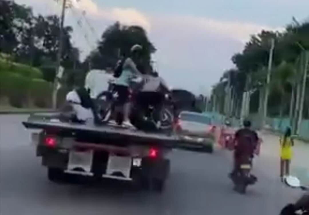 Varios motorizados están involucrados.