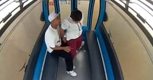 El polémico hecho quedó registrado en la cámara de seguridad de la cabina.