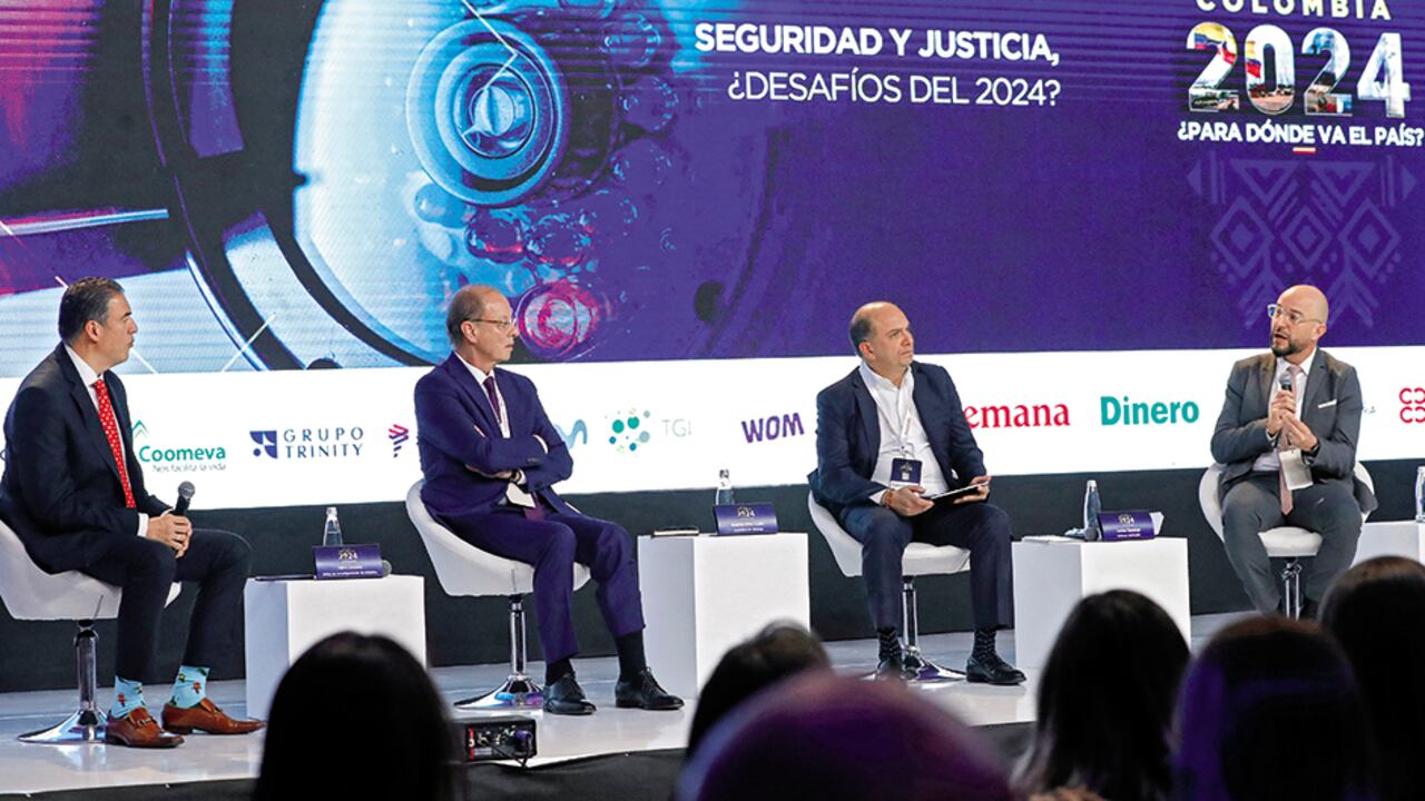 De izquierda a derecha, Jairo Lozano, editor de investigaciones de SEMANA; Gabriel Silva Luján, exministro de Defensa; Carlos Camargo, defensor del Pueblo, y Joshua Mitrotti, experto en conflicto y regiones.