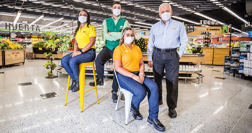  Claudia HoyosCajera del ÉxitoDavid RamírezCajero de CarullaSalomé UrregoAuxiliar operativo Carlos Mario GiraldoPresidente del Grupo Éxito