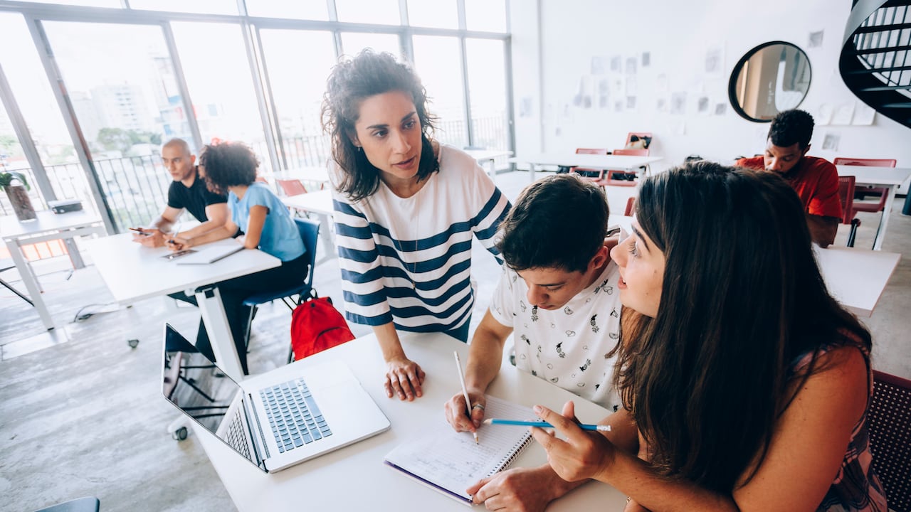 También puedan participar profesionales de nacionalidad venezolana residentes en Colombia que tengan debidamente convalidados sus títulos universitarios con el Ministerio de Educación Nacional, o tengan un título de una universidad colombiana.