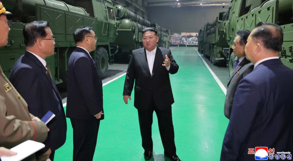 El líder norcoreano recorrió la planta acompañado por altos mandos del programa armamentístico.