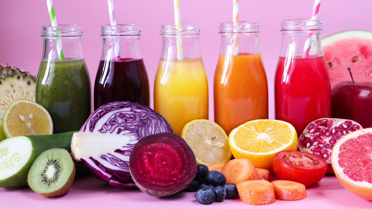 La mezcla de algunas frutas y verduras pueden aportar varios beneficios a la salud.