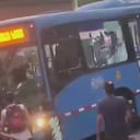 Los pasajeros descargaron su furia contra el bus.