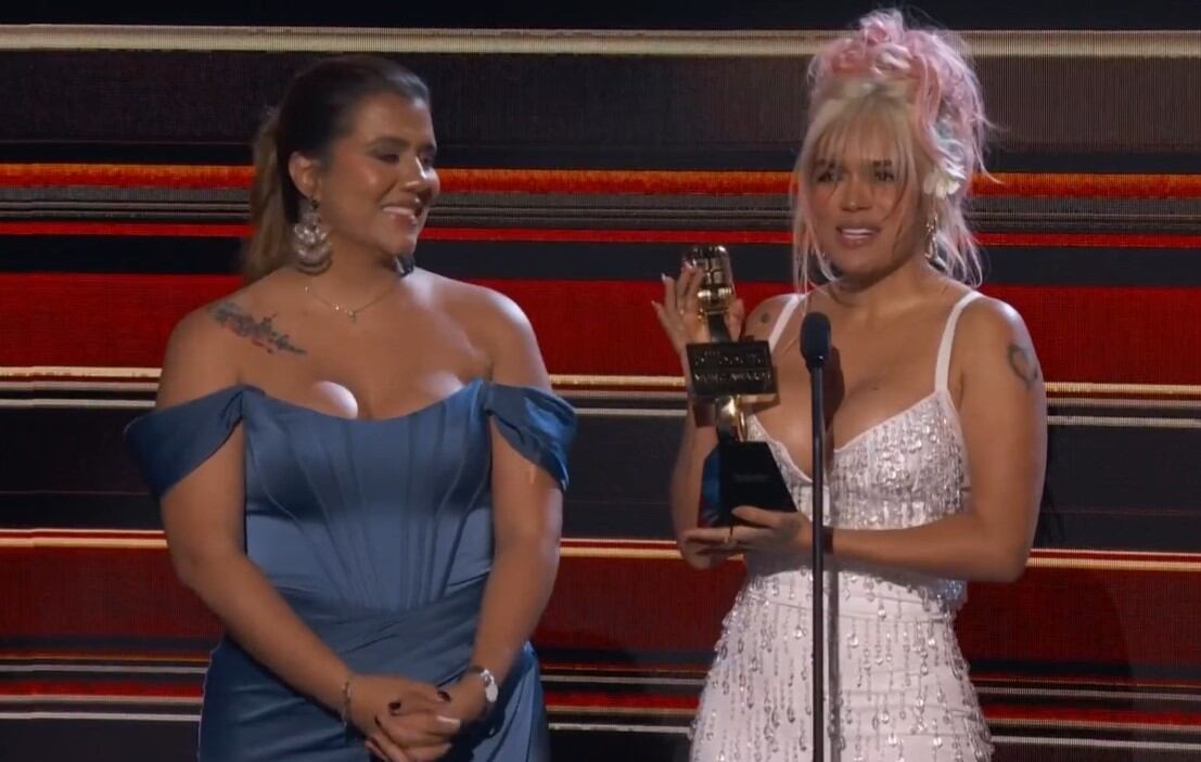 La cantante recibió con mucha alegría su premio