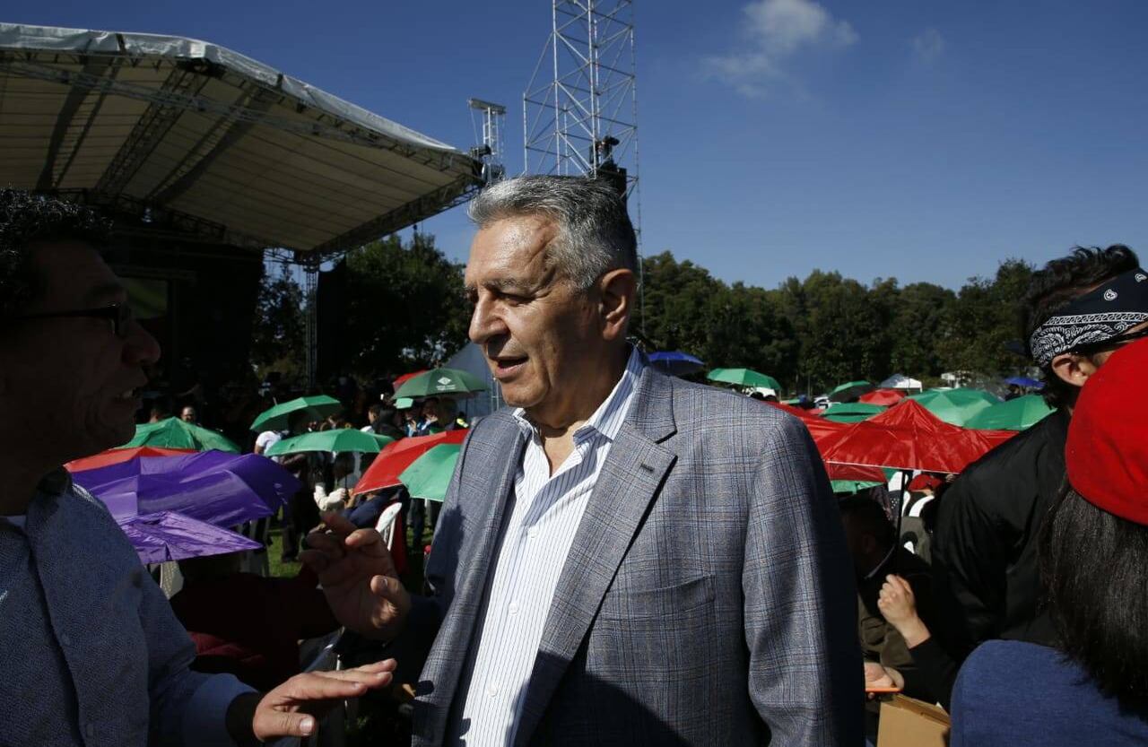 El exalcalde Lucho Garzón también asistió a la particular ceremonia y le deseó toda la suerte a la alcaldesa en este reto que comienza. Foto: Guillermo Torres.