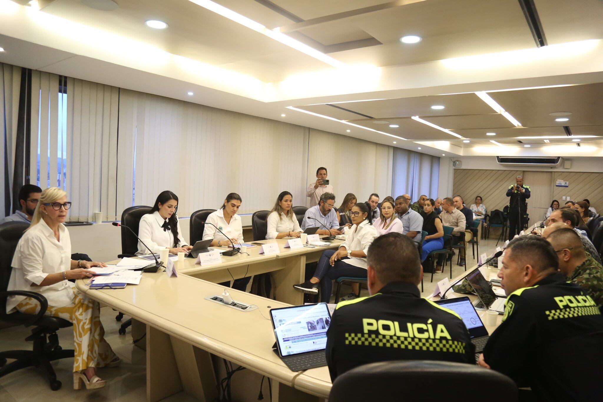 Gobernadora Dilian Francisca Toro lleva a cabo un consejo de seguridad en la noche de este lunes, 20 de mayo.