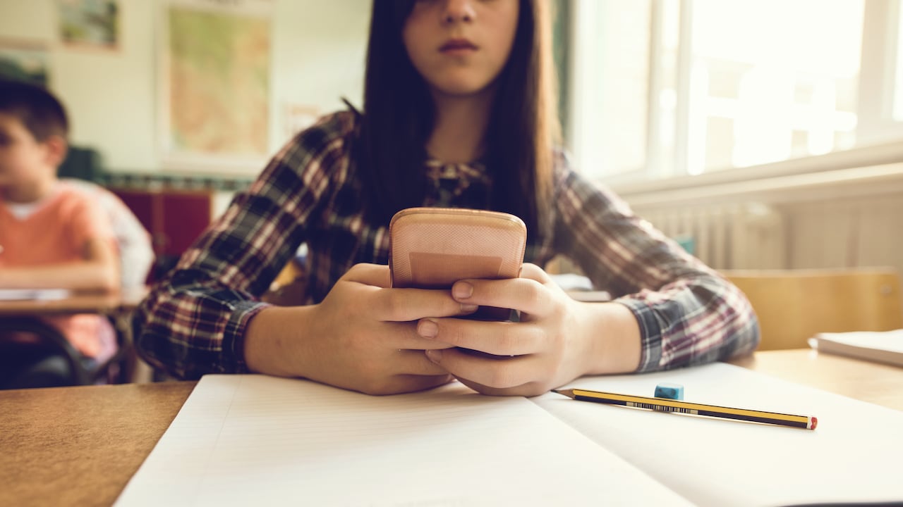 Ibagué, primera ciudad en Colombia en restringir celulares a menores de 14 años en clases.