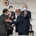 Pablo Andrés Jackson, CEO de Seguros Mapfre para Colombia ( a la izquierda), estrecha la mano de Jorge Andrés Carrillo Cardoso, gerente general de EPM. Al fondo, de derecha izquierda, el contralor Carlos Felipe Córdoba y el presidente Iván Duque