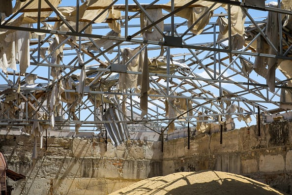 Las Fuerzas Armadas han cifrado en 13 los drones derribados en las últimas horas en Odesa y en vecina región de Mikolaiv, en el sur del país. Estas zonas han vuelto a ser objeto de ataques en estas últimas semanas, a raíz de la ruptura del acuerdo que facilitaba la exportación de cereales a través del mar Negro.