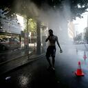 Un residente camina a través de una estación de nebulización temporal en Abbott Street durante una ola de calor en Vancouver, Columbia Británica, Canadá, el lunes 28 de junio de 2021. Se espera que el calor continúe durante varios días en algunas partes de Columbia Británica, según las advertencias meteorológicas. del Gobierno. Fotógrafo: Trevor Hagan / Bloomberg a través de Getty Images