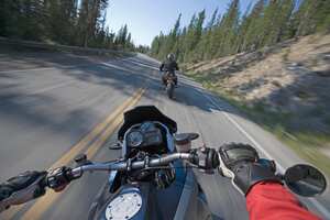 En el mantenimiento de motocicletas, el estado de las llantas es fundamental para garantizar una conducción segura. Tanto la llanta delantera como la trasera desempeñan roles cruciales que impactan directamente en el rendimiento y la estabilidad de la moto.