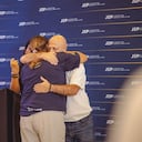 El mayor general (r) Hernán Giraldo Restrepo se abraza con una de las víctimas durante la audiencia de reconocimiento de responsabilidad por los crímenes cometidos por miembros de la fuerza pública en la Costa Caribe.