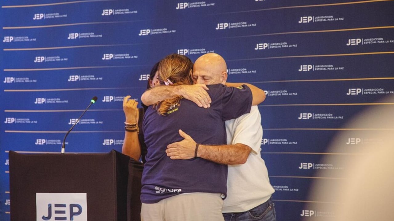 El mayor general (r) Hernán Giraldo Restrepo se abraza con una de las víctimas durante la audiencia de reconocimiento de responsabilidad por los crímenes cometidos por miembros de la fuerza pública en la costa Caribe.
