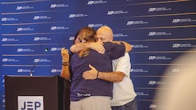 El mayor general (r) Hernán Giraldo Restrepo se abraza con una de las víctimas durante la audiencia de reconocimiento de responsabilidad por los crímenes cometidos por miembros de la fuerza pública en la Costa Caribe.