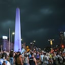 Hinchas argentinos celebrando la victoria de su selección en el Obelisco de Buenos Aires.