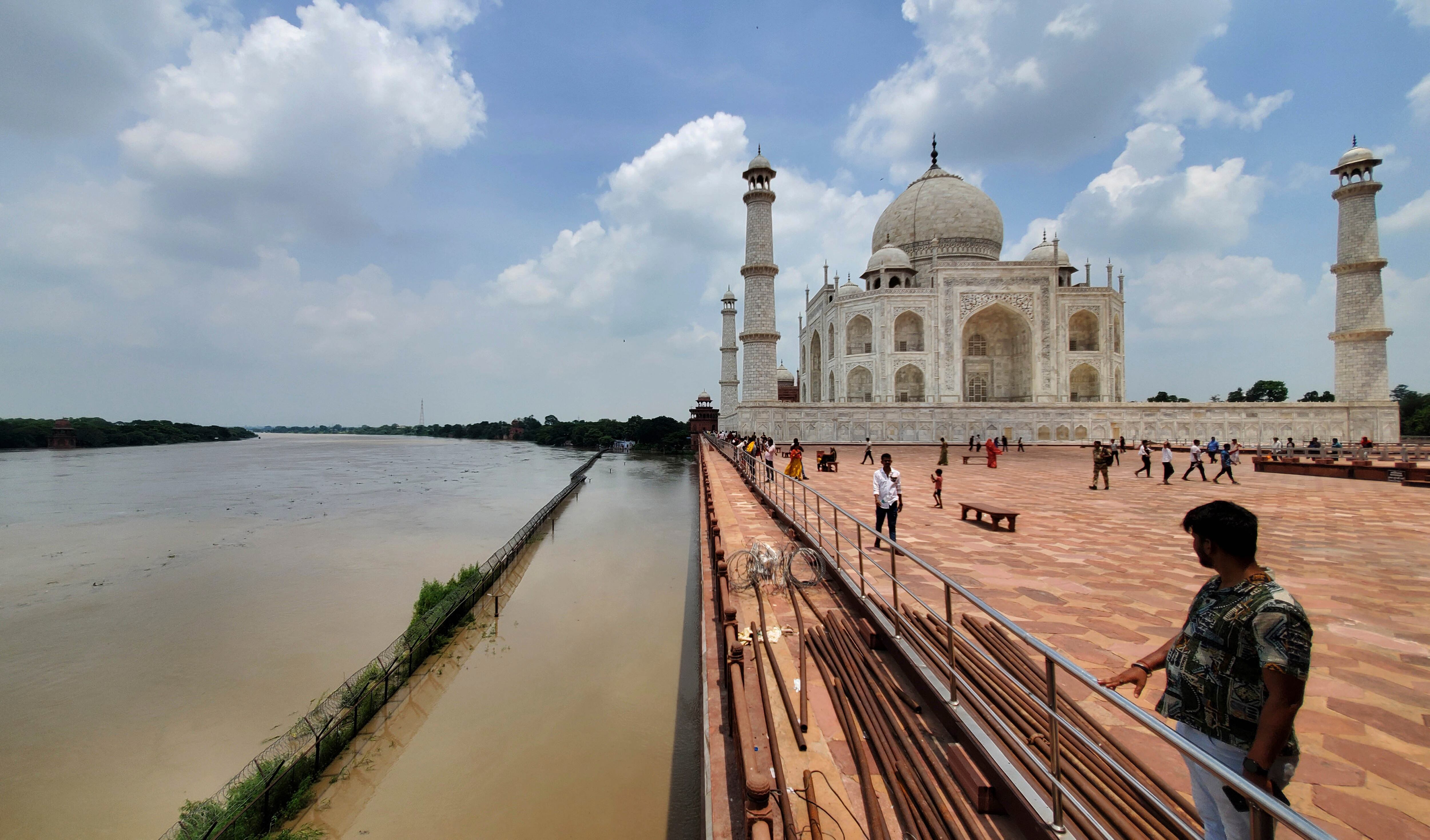 Un río Yamuna crecido se eleva hacia la periferia del monumento Taj Mahal en Agra, India, el martes 18 de julio de 2023.