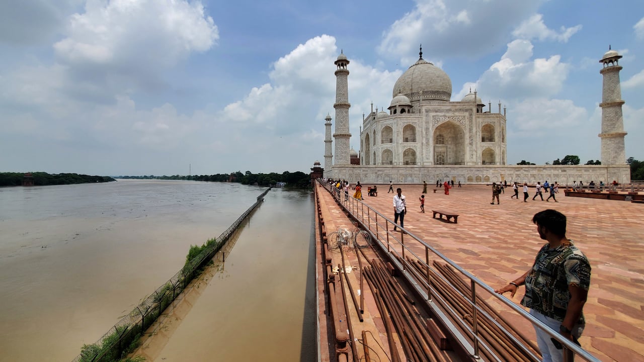 Un río Yamuna crecido se eleva hacia la periferia del monumento Taj Mahal en Agra, India, el martes 18 de julio de 2023.