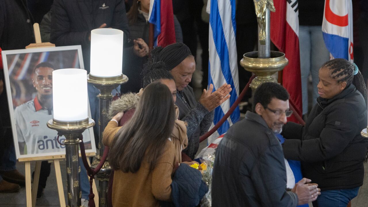 MONTEVIDEO, URUGUAY - AUGUST 29: Relatives and friends mourn the remains of Juan Izquierdo during a wake at Sede Social y Complejo Deportivo del Gran Parque Central on August 29, 2024 in Montevideo, Uruguay. Juan Izquierdo, player of Nacional de Montevideo, collapsed at minute 84 during the Copa Libertadores game against Sao Paulo on August 22. The 27 year-old player was rushed to the Albert Eisntein Hospital where he was at the ICU until August 27 when he died of a 'cardiorespiratory arrest associated with his cardiac arrhythmia'. (Photo by Ernesto Ryan/Getty Images)