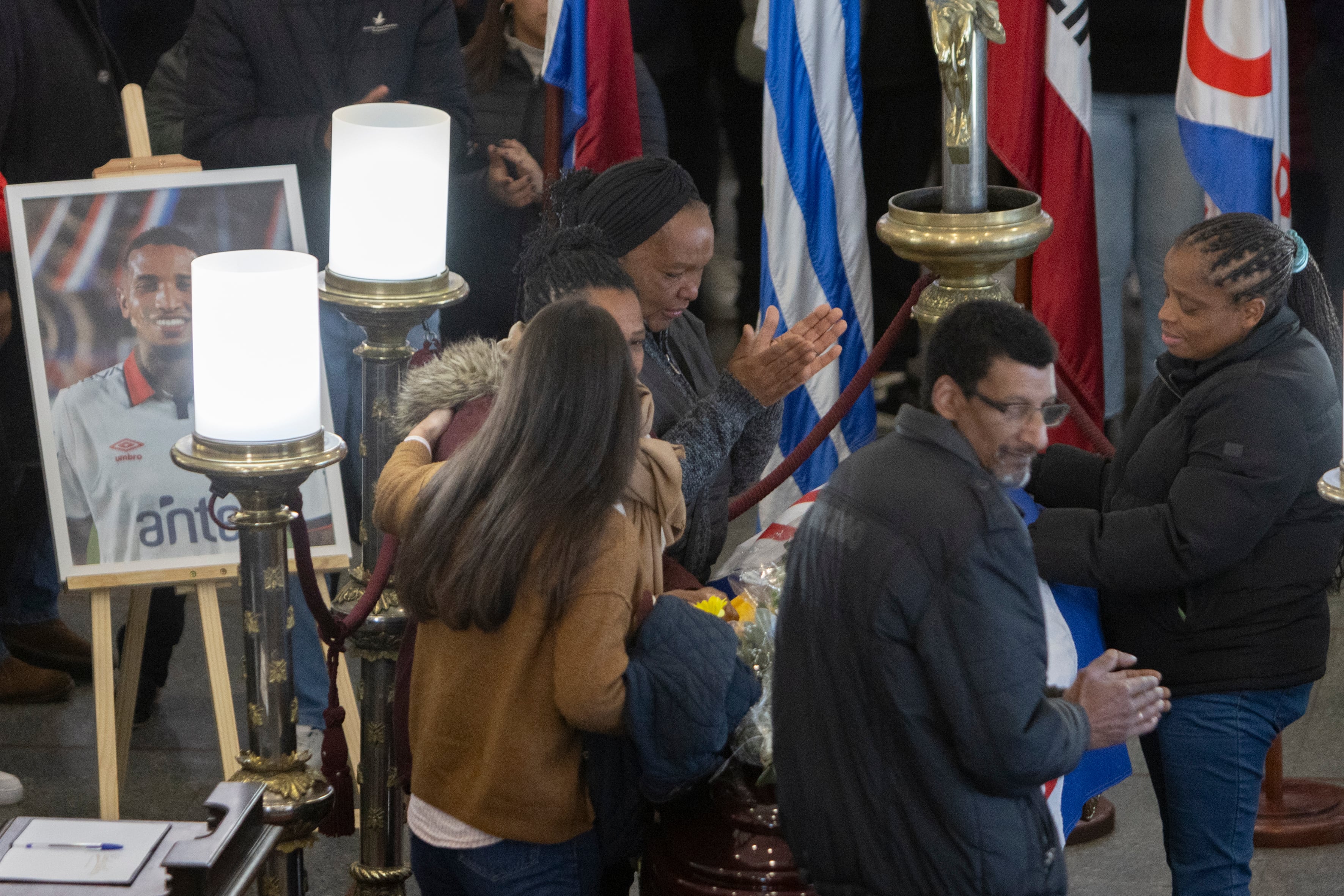 MONTEVIDEO, URUGUAY - AUGUST 29: Relatives and friends mourn the remains of Juan Izquierdo during a wake at Sede Social y Complejo Deportivo del Gran Parque Central on August 29, 2024 in Montevideo, Uruguay. Juan Izquierdo, player of Nacional de Montevideo, collapsed at minute 84 during the Copa Libertadores game against Sao Paulo on August 22. The 27 year-old player was rushed to the Albert Eisntein Hospital where he was at the ICU until August 27 when he died of a 'cardiorespiratory arrest associated with his cardiac arrhythmia'. (Photo by Ernesto Ryan/Getty Images)