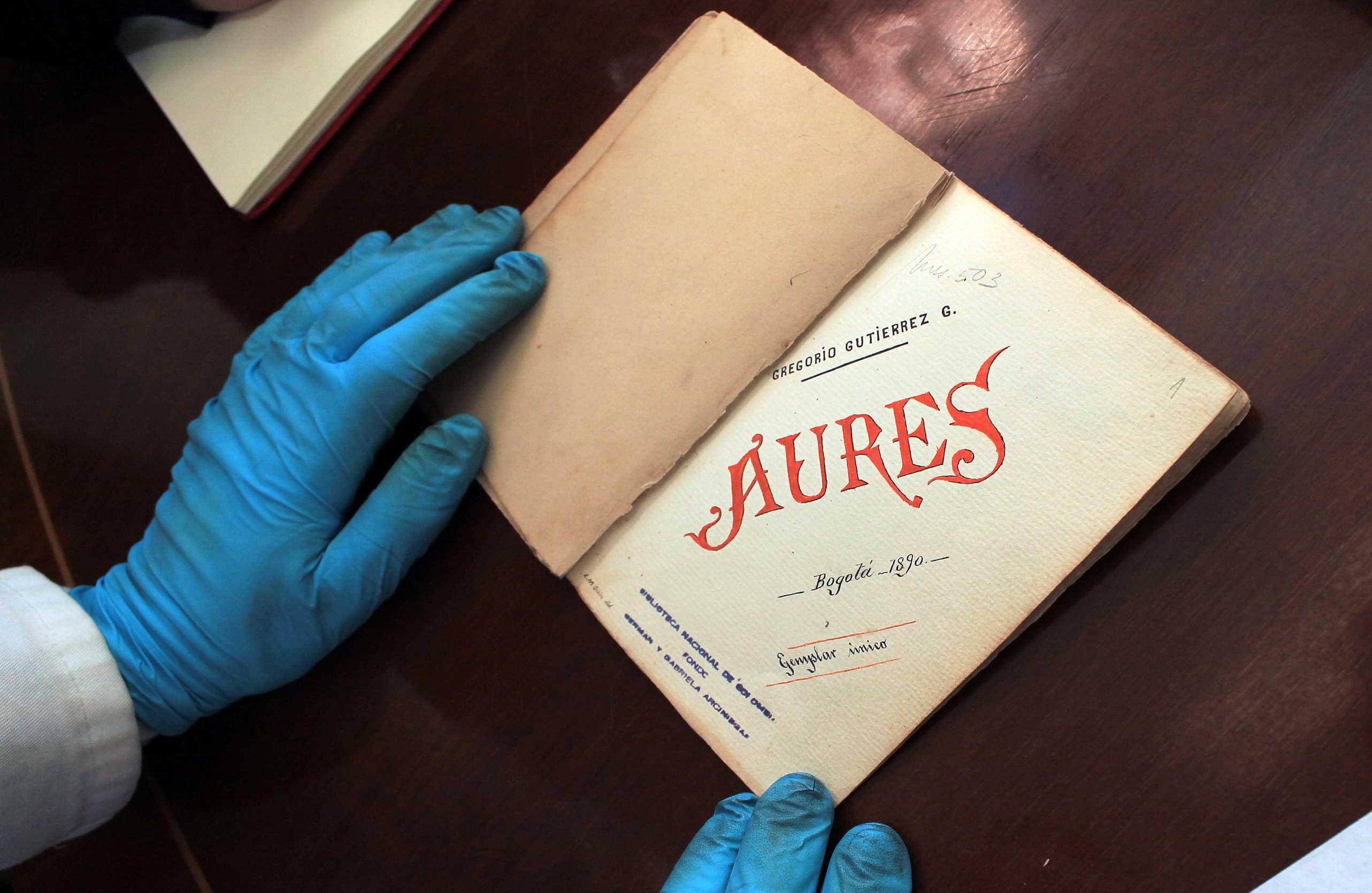 No hay otra copia  de ‘Aures’ de Gregorio Gutiérrez González e ilustrado por el dibujante Lázaro  María Girón (1890). Es un pequeño libro de poesía y los dibujos son a mano en acuarela. Pertenecía  Germán Arciniegas. Foto: Álvaro Tavera.