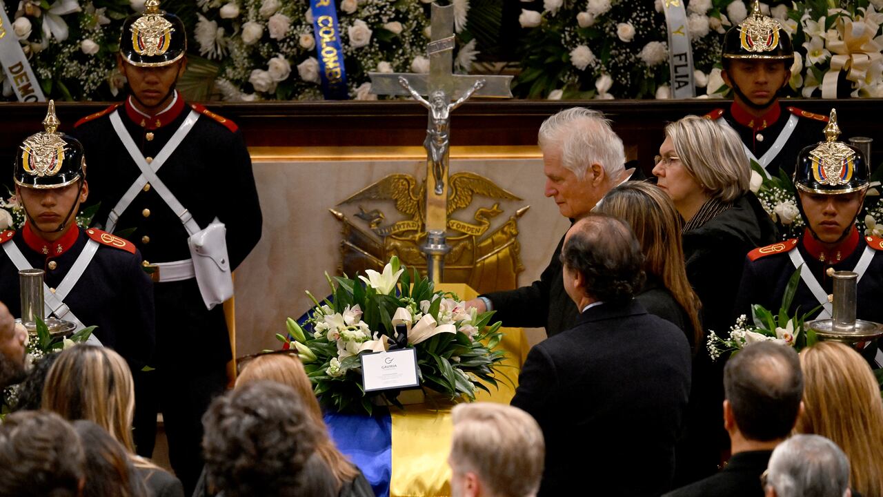 Miguel Uribe frente al féretro de su hijo, Miguel Uribe Turbay.