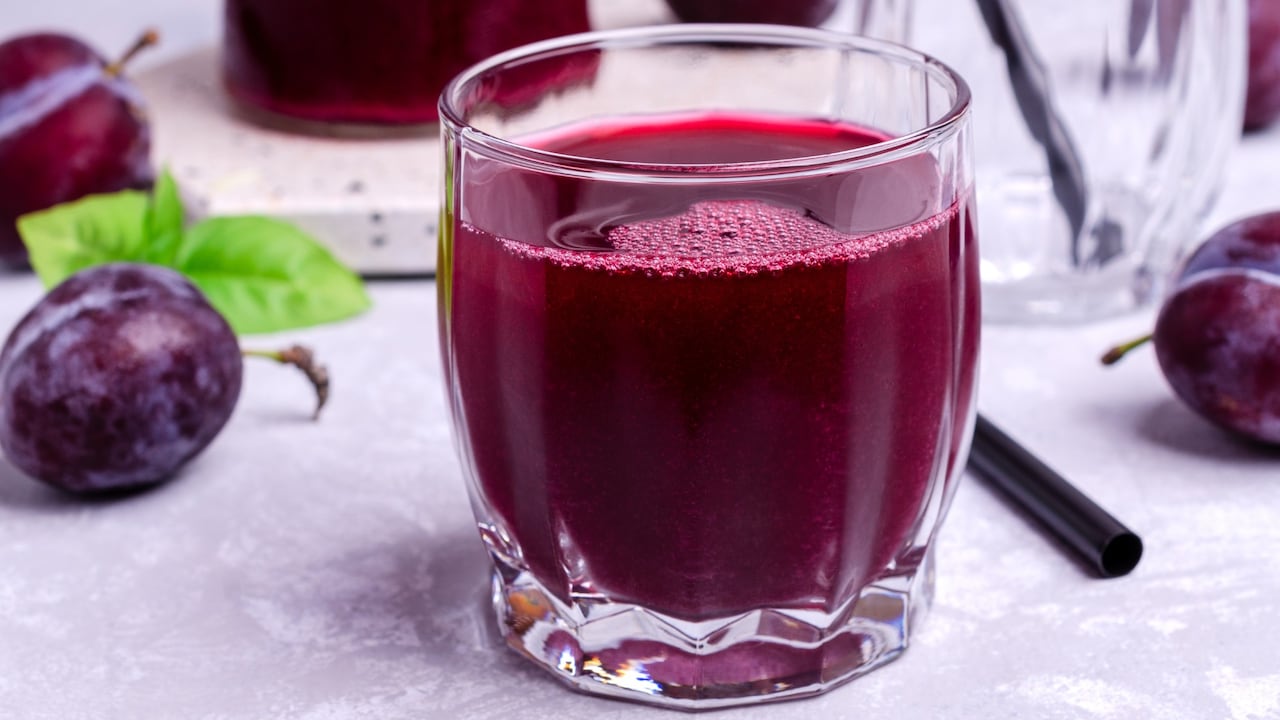 El remedio casero con ciruela negra es muy bueno para ayudar a combatir el estreñimiento, ya que esta fruta tiene propiedades laxantes y depurativas, que ayudan a aflojar el intestino.