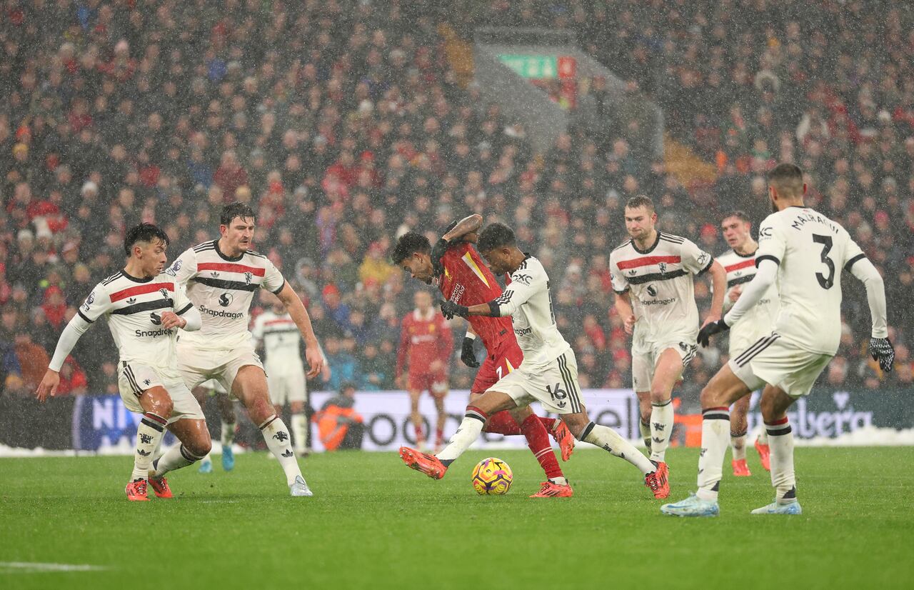Luis Diaz del Liverpool corre con el balón mientras es presionado por Amad Diallo del Manchester United durante el partido de la Premier League entre el Liverpool FC y el Manchester United FC en Anfield el 05 de enero de 2025 en Liverpool, Inglaterra.