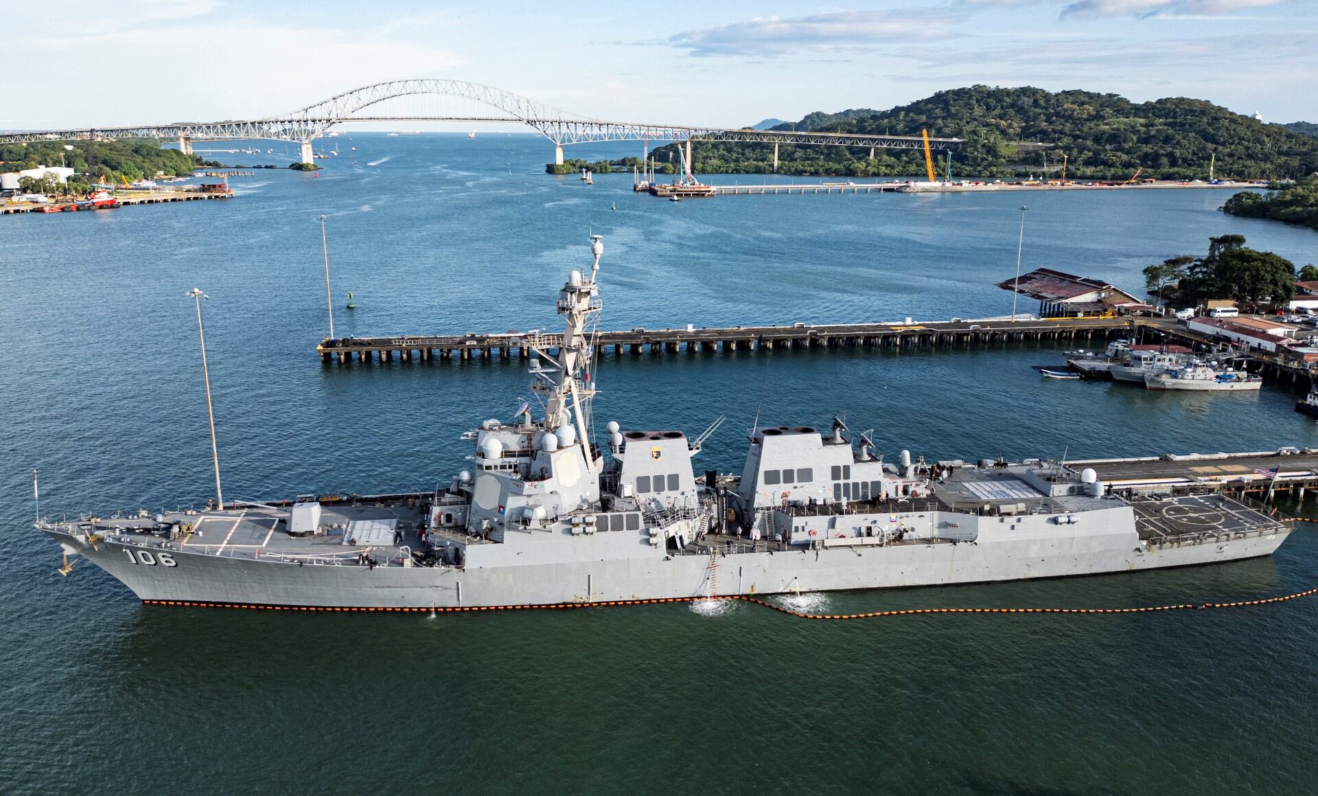 Esta vista aérea muestra el destructor USS Stockdale (DDG-106).