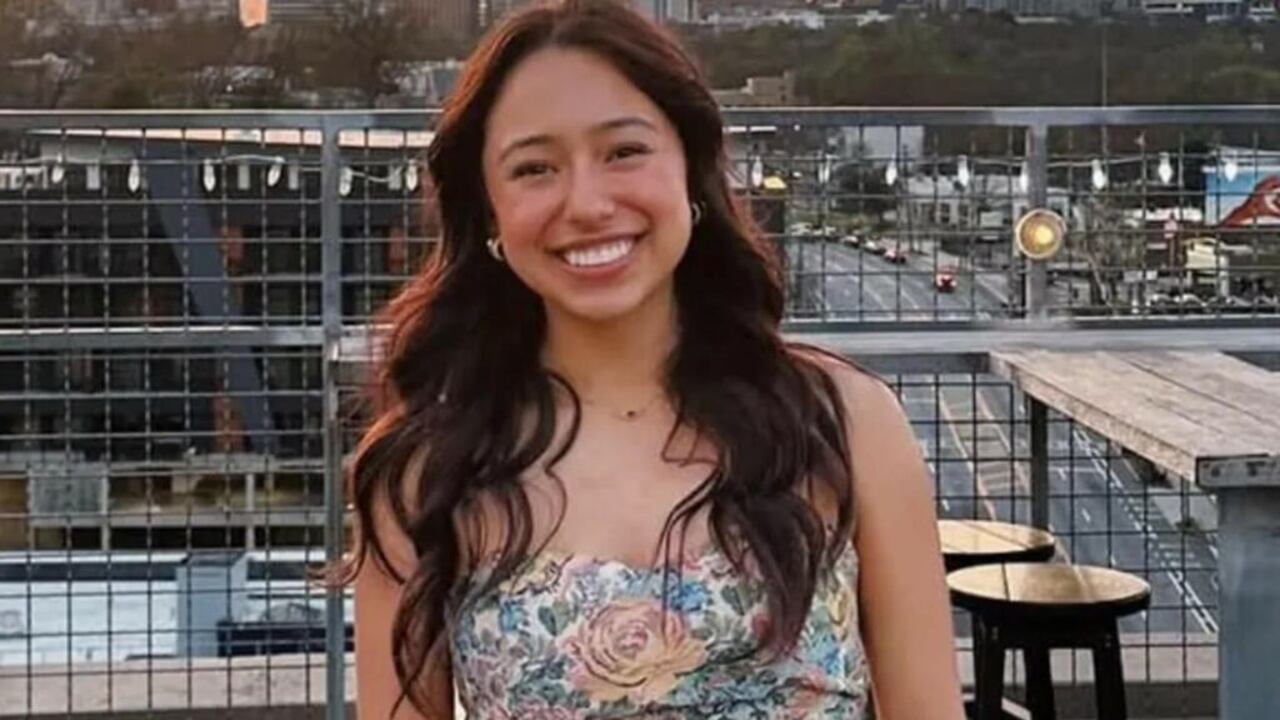 Es una destacada estudiante universitaria, beneficiaria de una beca otorgada por la organización TheDream.US, diseñada para apoyar a jóvenes indocumentados que han crecido en suelo estadounidense