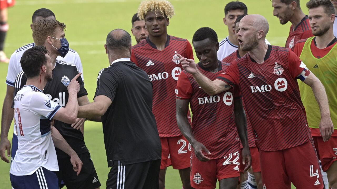 El equipo canadiense, que se encuentra por estos días en Florida, Estados Unidos, por las restricciones de su país, vivió un momento de tensión cuando el reptil invadió el campo de juego. (AP Photo/Phelan M. Ebenhack)