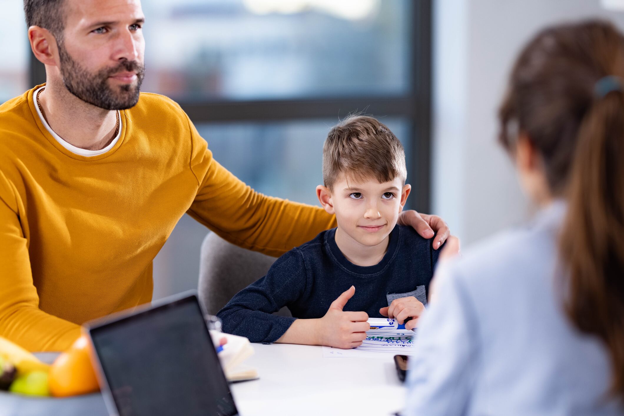 Las entrevistas de visa para niños se manejan con especial cuidado para asegurar que el proceso sea adecuado a su nivel de comprensión y situación familiar.