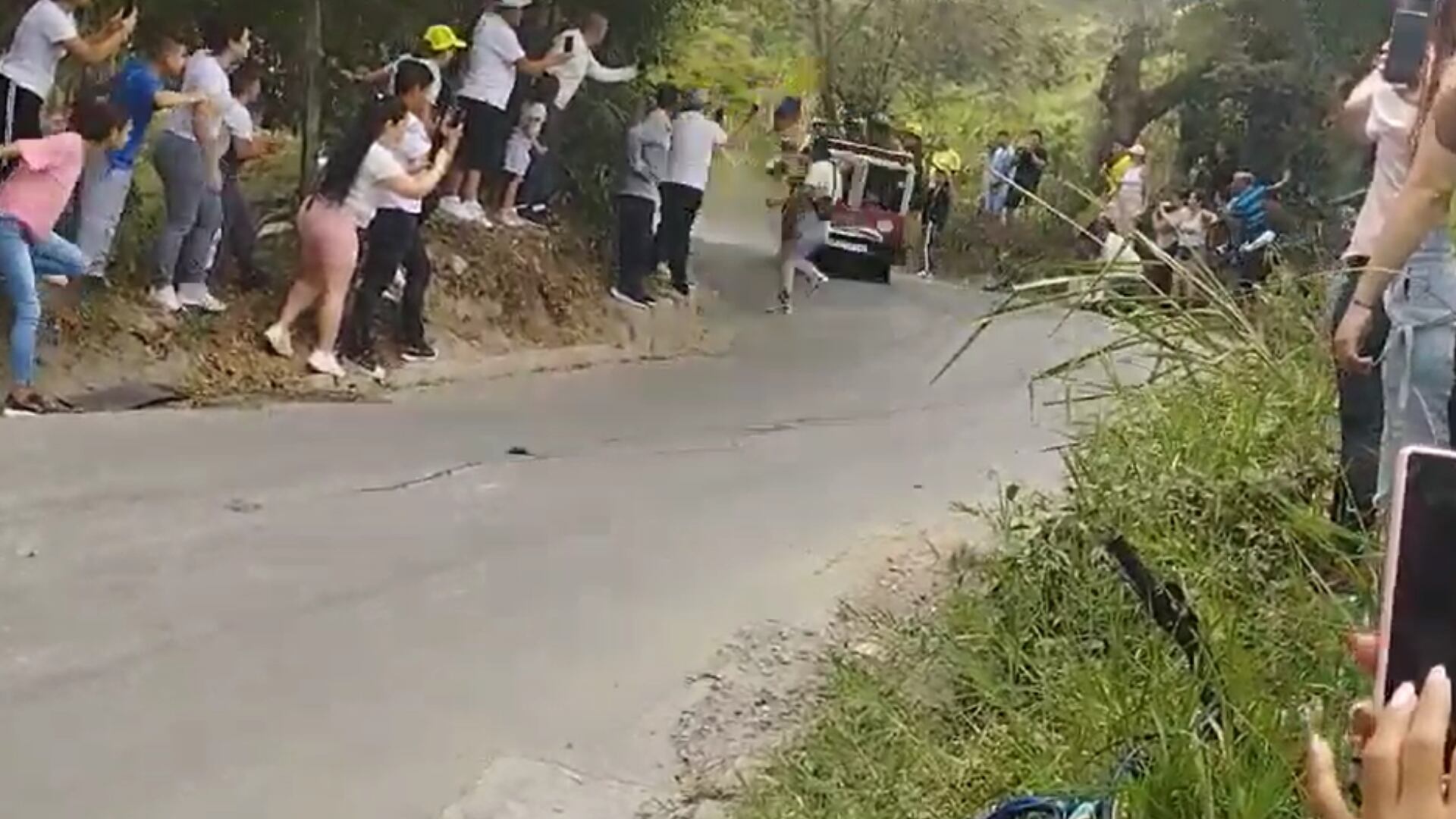 Accidente de carro en festival de rodillos en Bello, Antioquia.