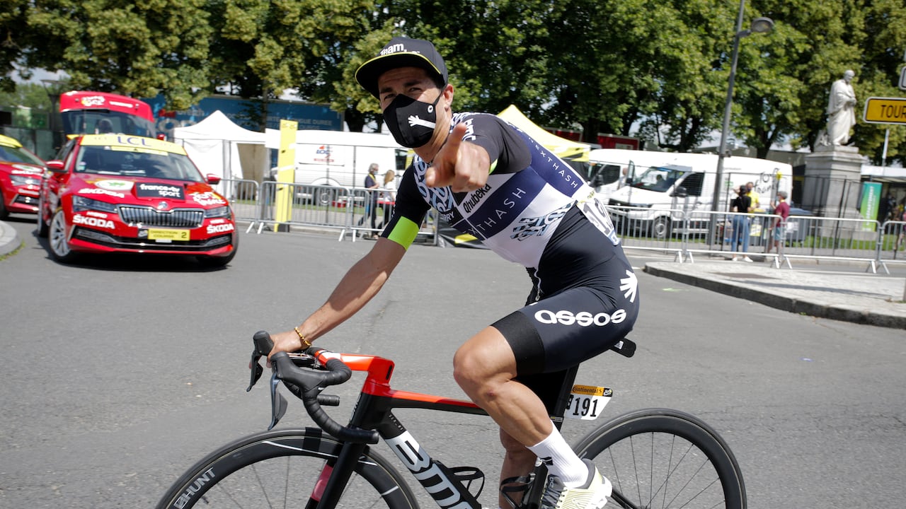 Sergio Luis Henao en la saldia de la Sexta Etapa en Tours.